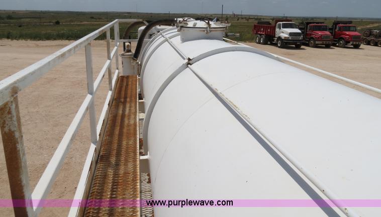 image for item B2426 2005 V.E. Enterprises Eagle 130 barrel vacuum trailer