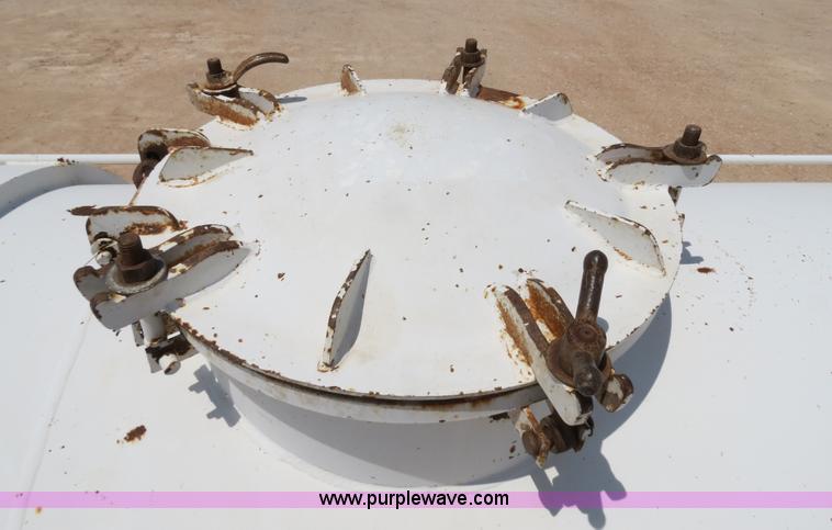 image for item B2426 2005 V.E. Enterprises Eagle 130 barrel vacuum trailer