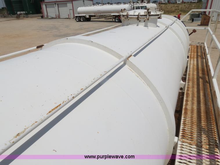 image for item B2426 2005 V.E. Enterprises Eagle 130 barrel vacuum trailer