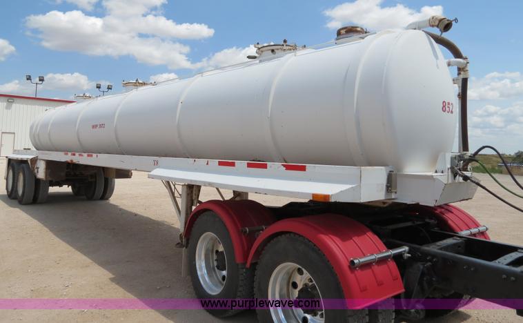 image for item B2427 2005 V.E. Enterprises Eagle 130 barrel vacuum trailer