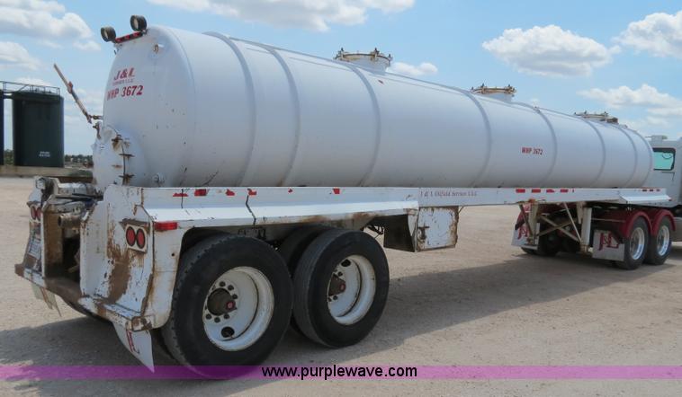 image for item B2427 2005 V.E. Enterprises Eagle 130 barrel vacuum trailer