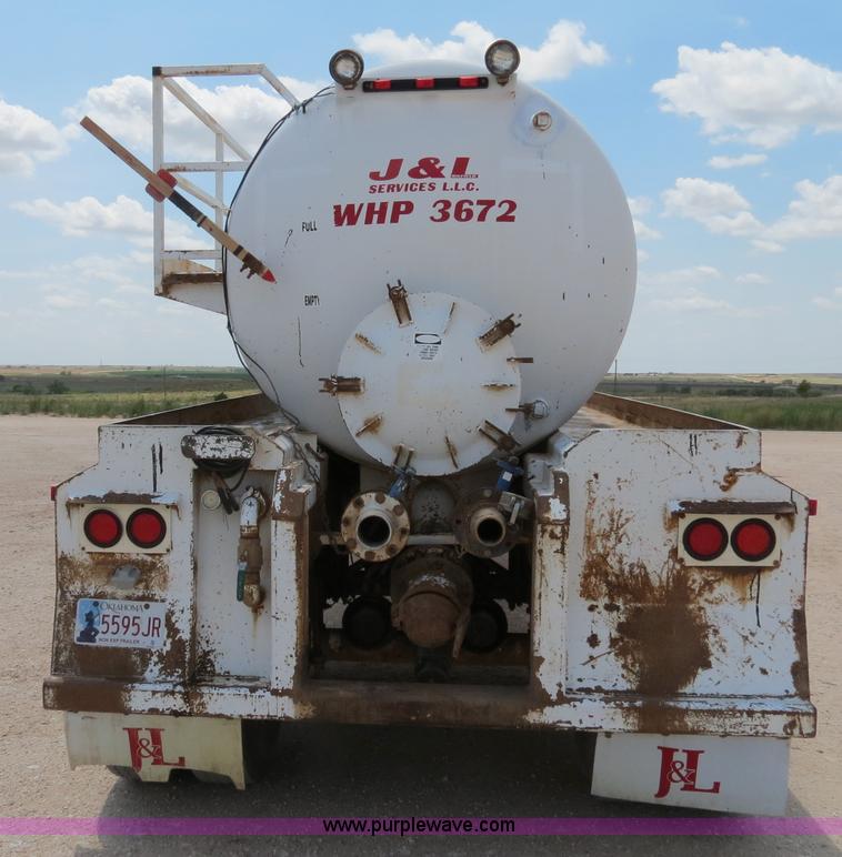 image for item B2427 2005 V.E. Enterprises Eagle 130 barrel vacuum trailer