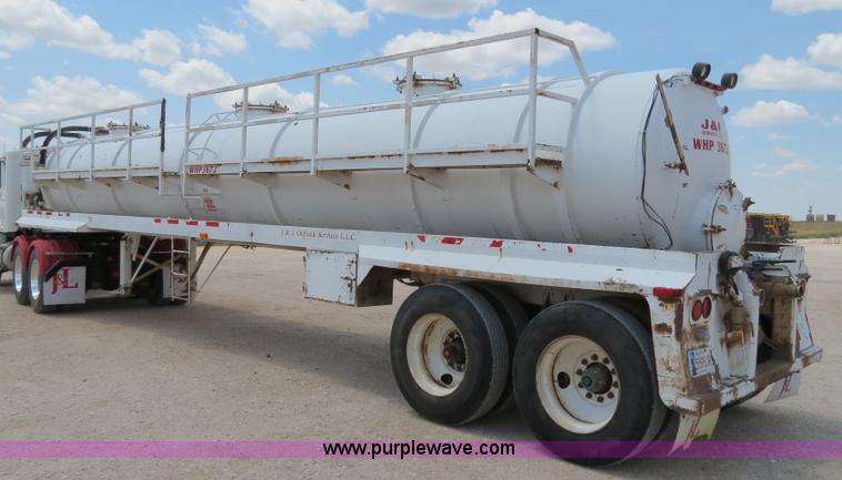 image for item B2427 2005 V.E. Enterprises Eagle 130 barrel vacuum trailer