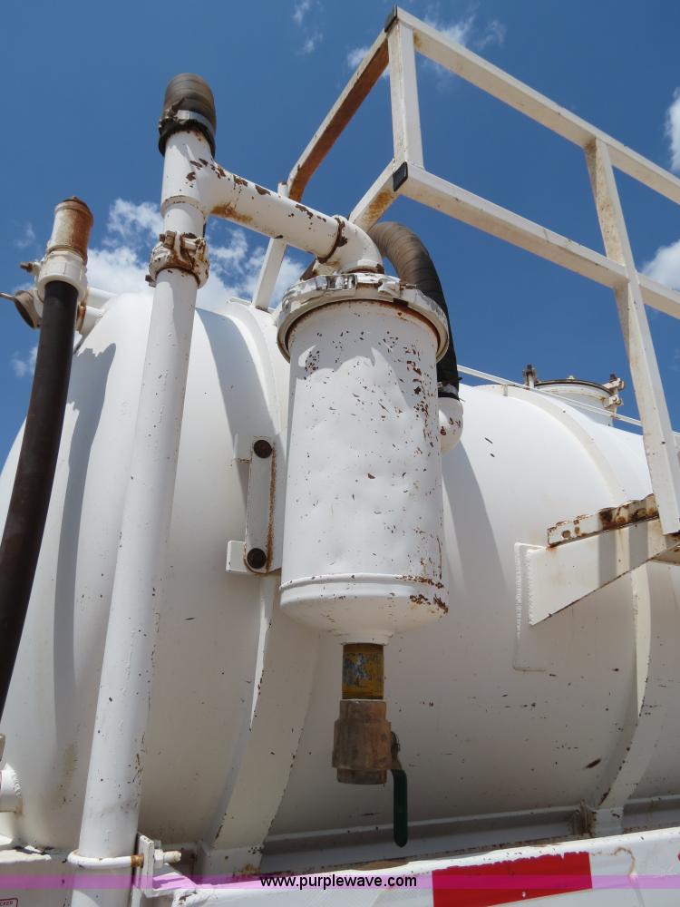 image for item B2427 2005 V.E. Enterprises Eagle 130 barrel vacuum trailer