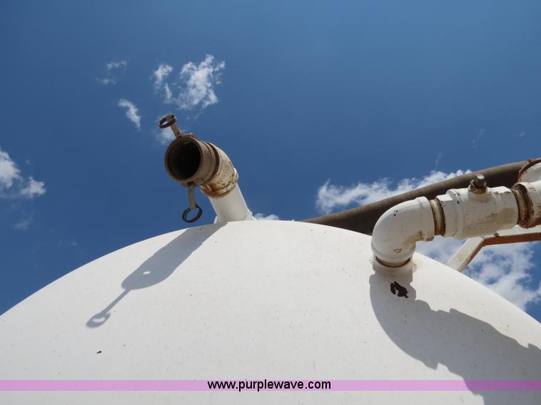 image for item B2427 2005 V.E. Enterprises Eagle 130 barrel vacuum trailer