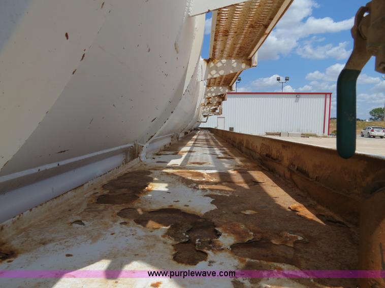 image for item B2427 2005 V.E. Enterprises Eagle 130 barrel vacuum trailer