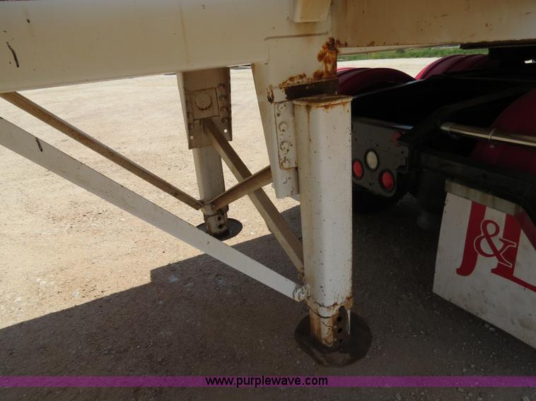 image for item B2427 2005 V.E. Enterprises Eagle 130 barrel vacuum trailer