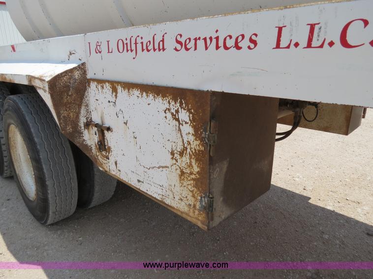 image for item B2427 2005 V.E. Enterprises Eagle 130 barrel vacuum trailer