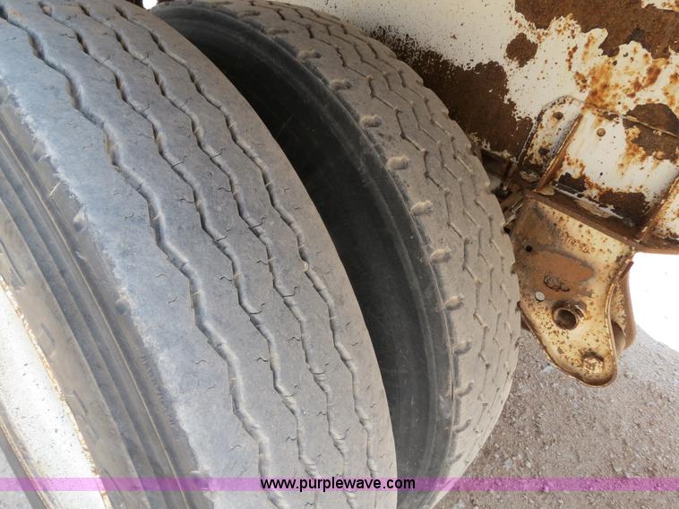 image for item B2427 2005 V.E. Enterprises Eagle 130 barrel vacuum trailer