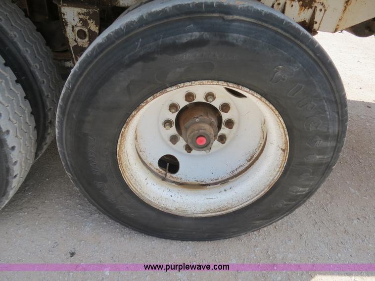 image for item B2427 2005 V.E. Enterprises Eagle 130 barrel vacuum trailer