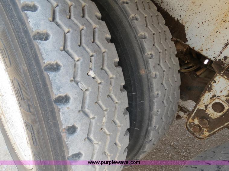 image for item B2427 2005 V.E. Enterprises Eagle 130 barrel vacuum trailer