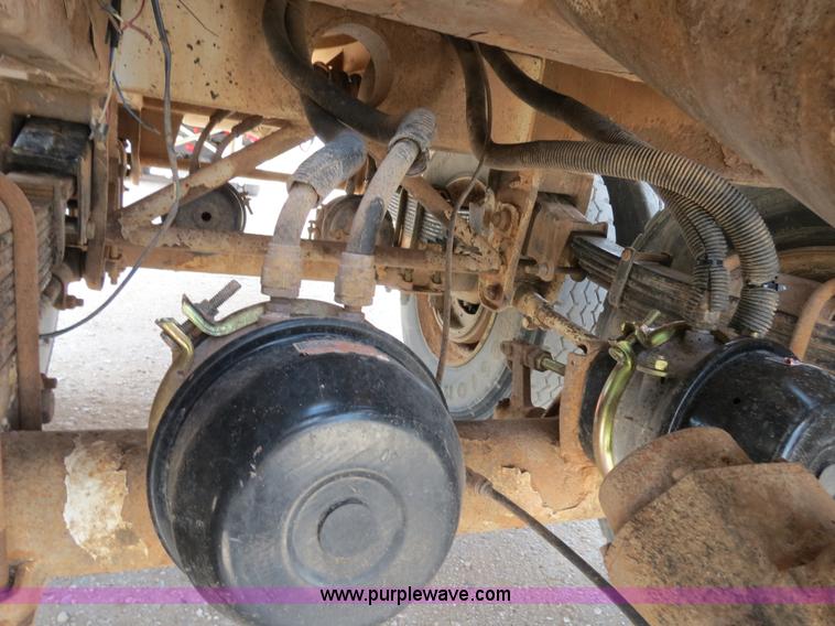 image for item B2427 2005 V.E. Enterprises Eagle 130 barrel vacuum trailer