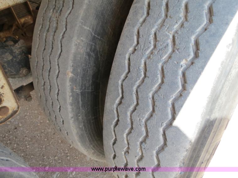 image for item B2427 2005 V.E. Enterprises Eagle 130 barrel vacuum trailer