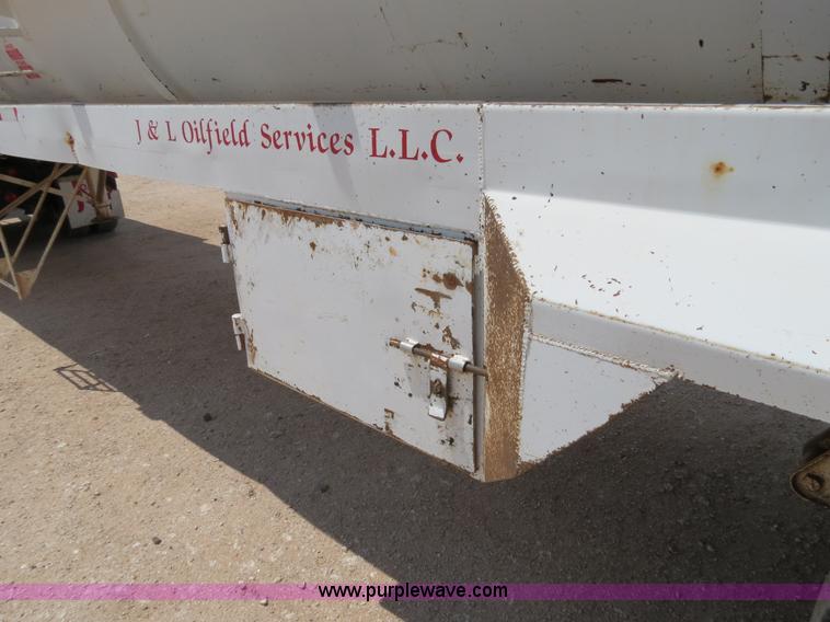 image for item B2427 2005 V.E. Enterprises Eagle 130 barrel vacuum trailer