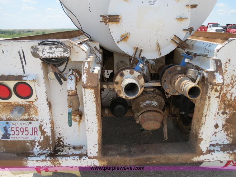 image for item B2427 2005 V.E. Enterprises Eagle 130 barrel vacuum trailer