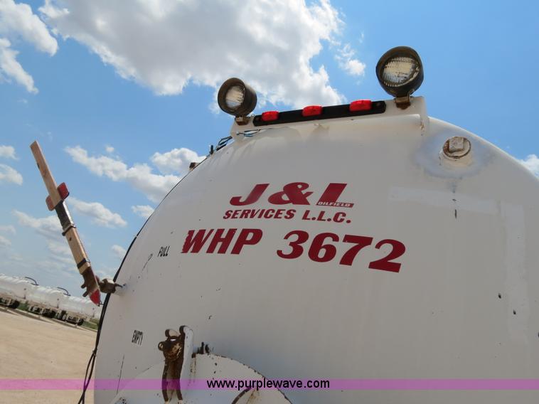 image for item B2427 2005 V.E. Enterprises Eagle 130 barrel vacuum trailer