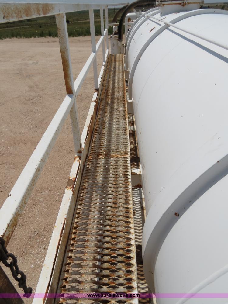 image for item B2427 2005 V.E. Enterprises Eagle 130 barrel vacuum trailer