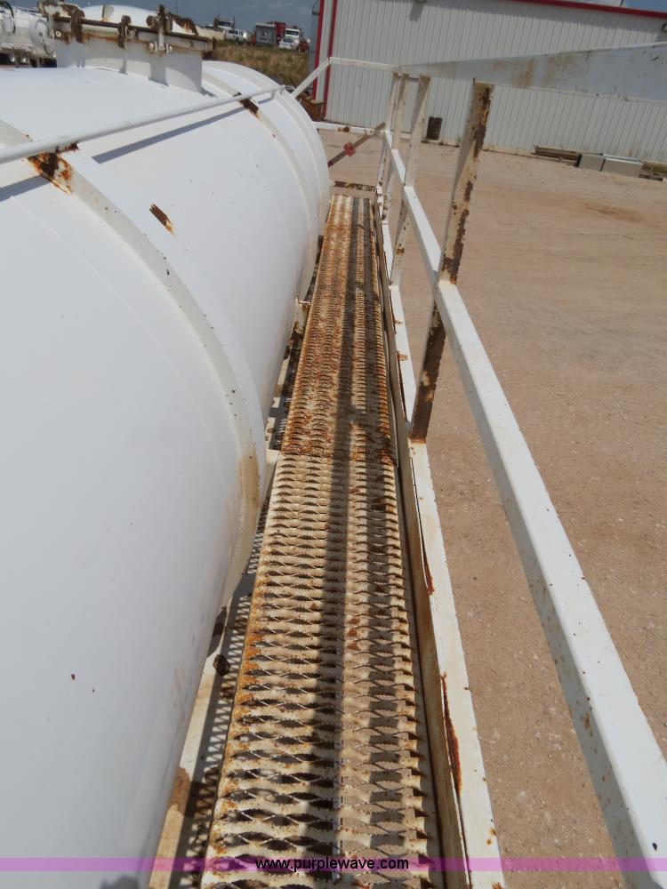 image for item B2427 2005 V.E. Enterprises Eagle 130 barrel vacuum trailer