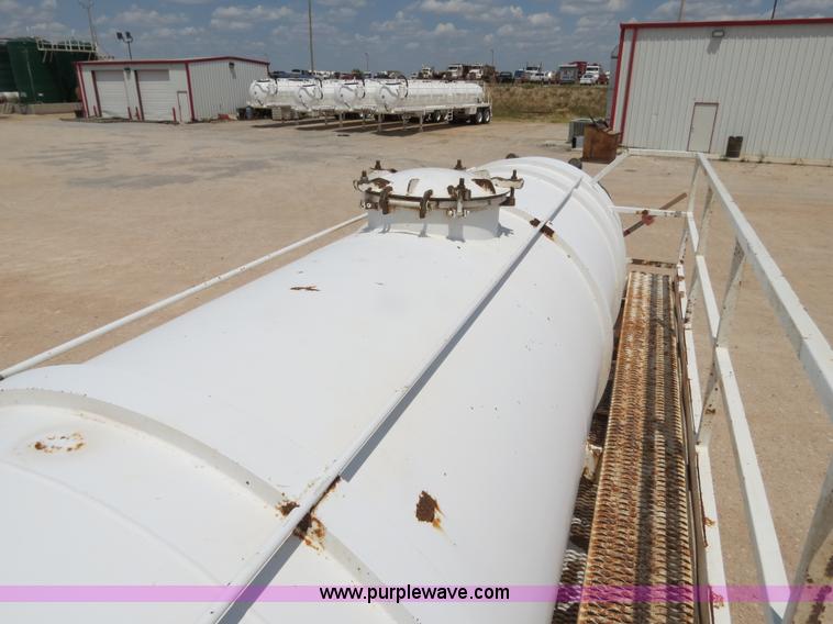 image for item B2427 2005 V.E. Enterprises Eagle 130 barrel vacuum trailer