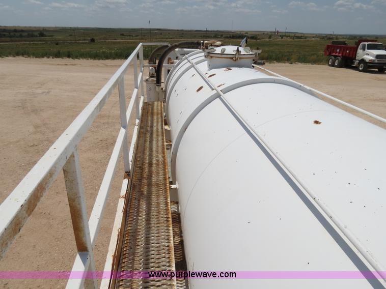 image for item B2427 2005 V.E. Enterprises Eagle 130 barrel vacuum trailer