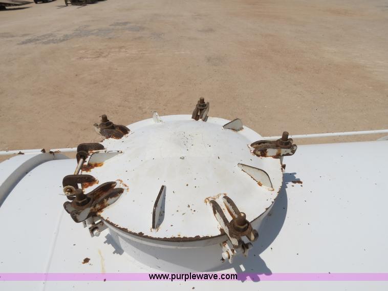 image for item B2427 2005 V.E. Enterprises Eagle 130 barrel vacuum trailer