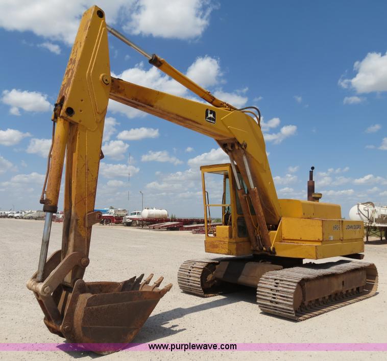 image for item B2429 1978 John Deere 690B excavator