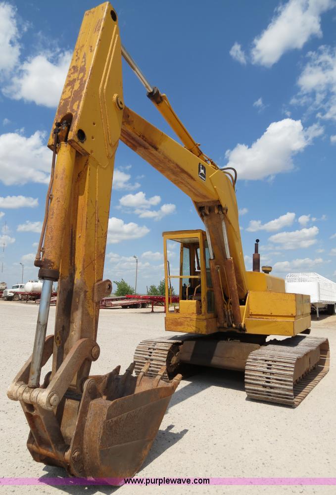 image for item B2429 1978 John Deere 690B excavator