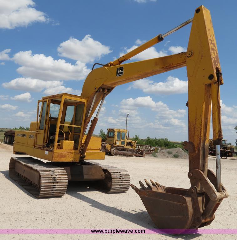 image for item B2429 1978 John Deere 690B excavator