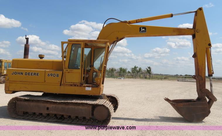 image for item B2429 1978 John Deere 690B excavator