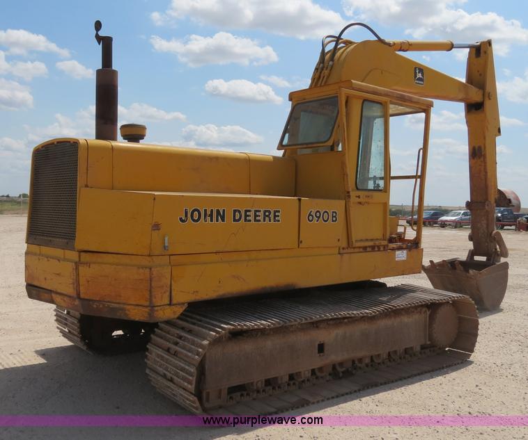 image for item B2429 1978 John Deere 690B excavator