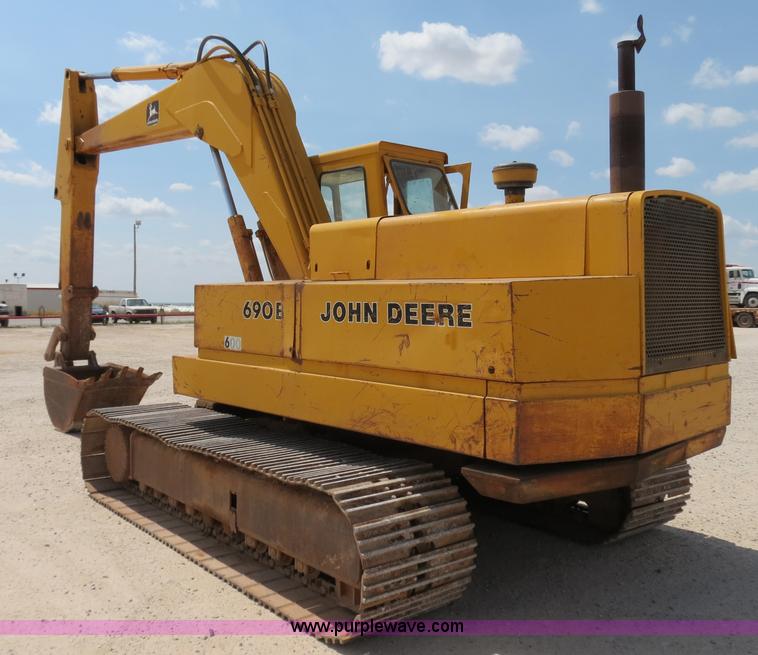 image for item B2429 1978 John Deere 690B excavator