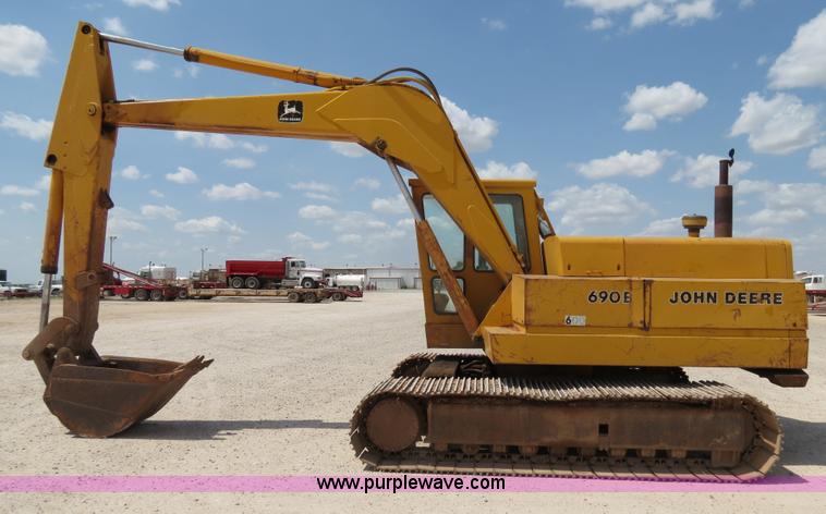 image for item B2429 1978 John Deere 690B excavator