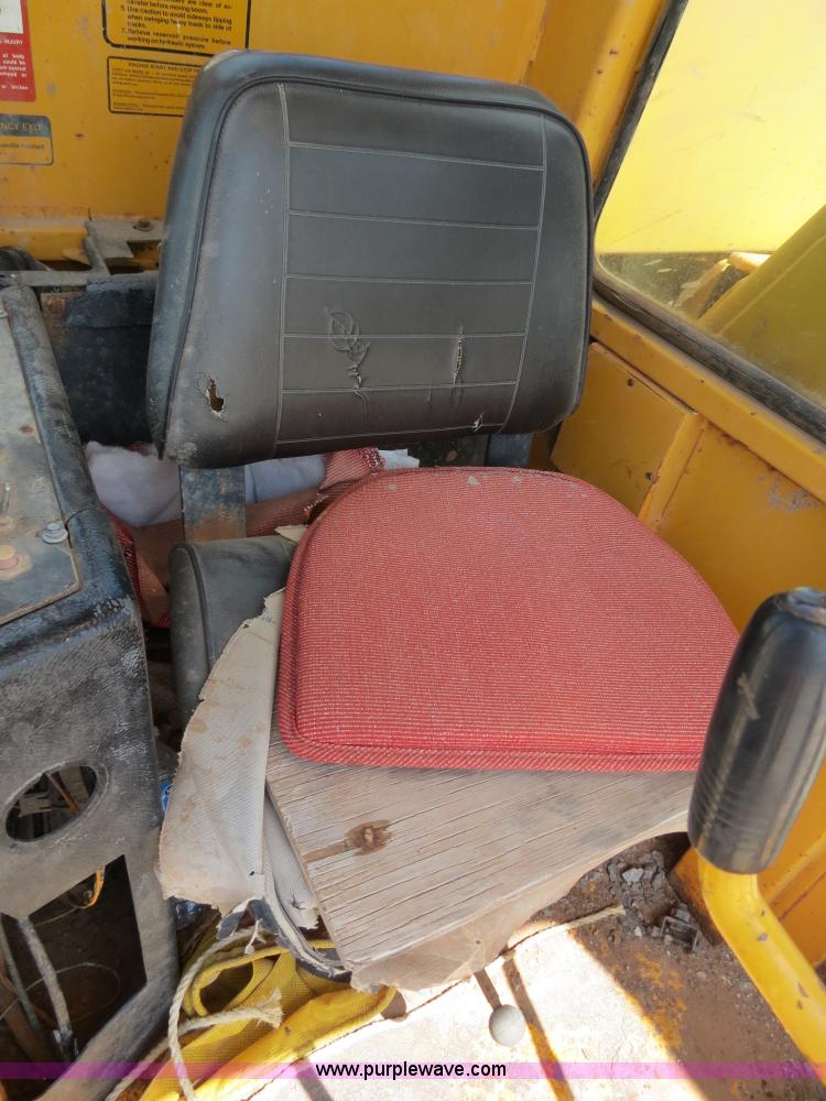 image for item B2429 1978 John Deere 690B excavator