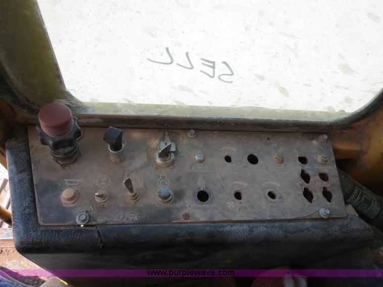 image for item B2429 1978 John Deere 690B excavator