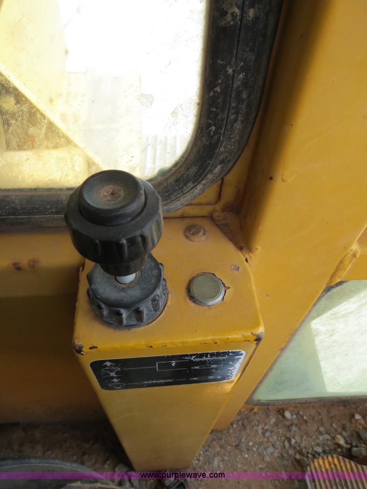 image for item B2429 1978 John Deere 690B excavator