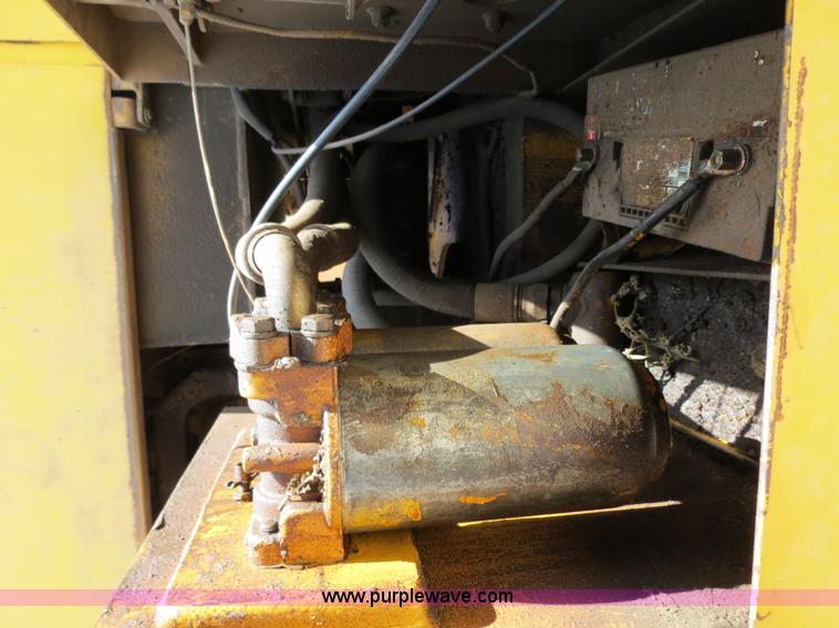 image for item B2429 1978 John Deere 690B excavator