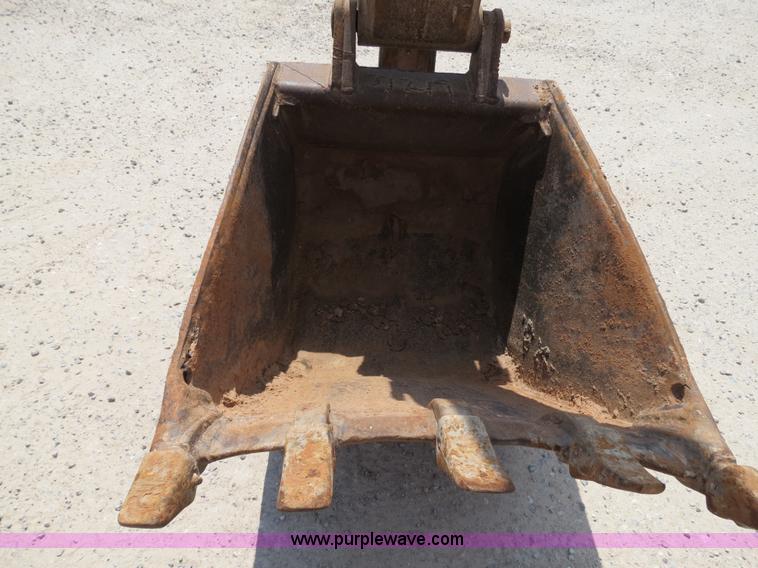 image for item B2429 1978 John Deere 690B excavator