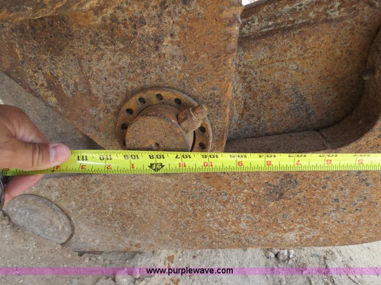 image for item B2429 1978 John Deere 690B excavator