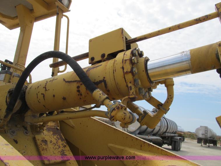 image for item B2736 1993 Komatsu D66S-1 track loader