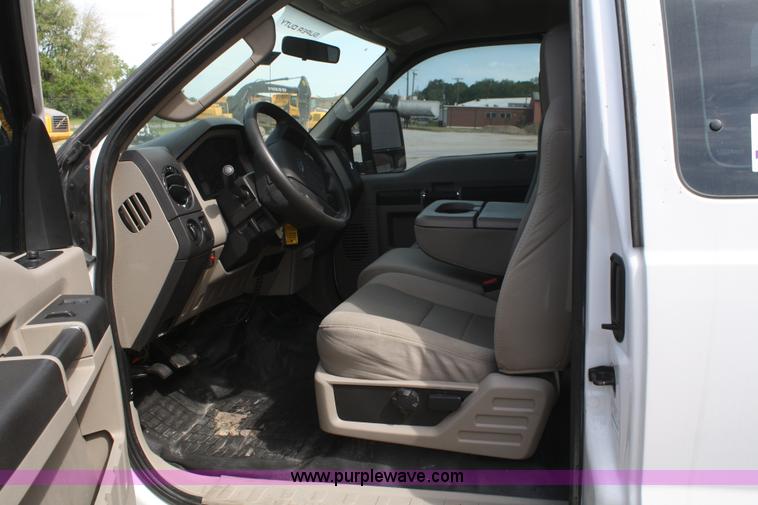 image for item B6537 2008 Ford F450 XLT flatbed pickup truck