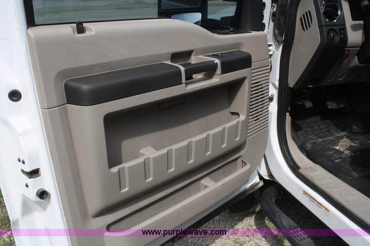 image for item B6537 2008 Ford F450 XLT flatbed pickup truck