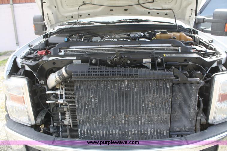 image for item B6537 2008 Ford F450 XLT flatbed pickup truck