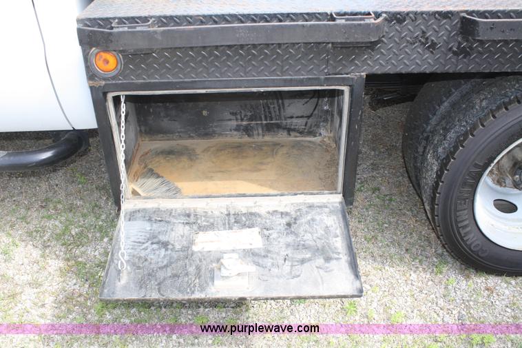 image for item B6537 2008 Ford F450 XLT flatbed pickup truck