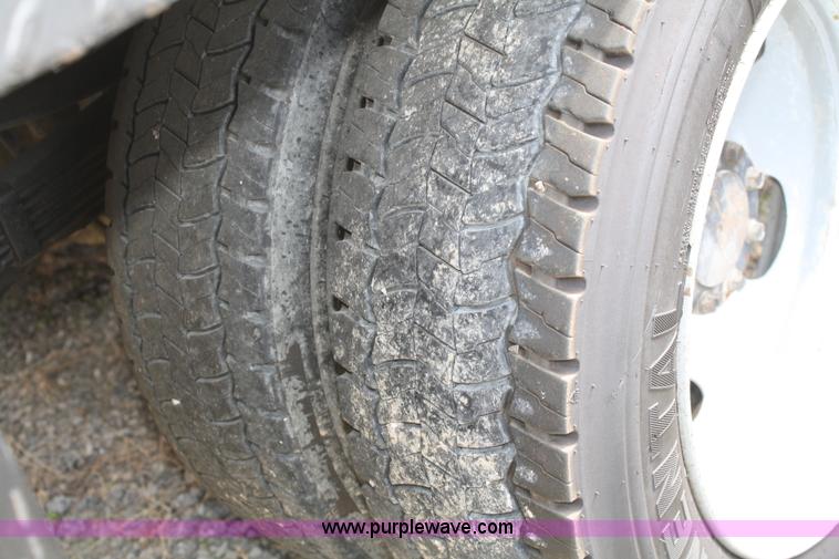 image for item B6537 2008 Ford F450 XLT flatbed pickup truck