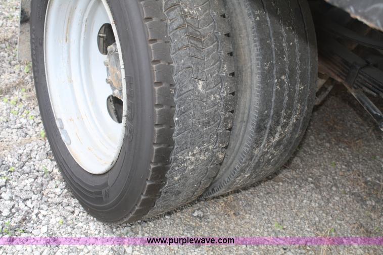 image for item B6537 2008 Ford F450 XLT flatbed pickup truck