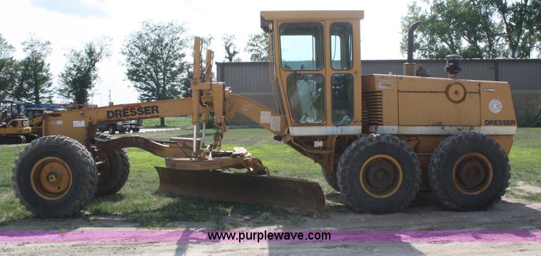 image for item B6667 1989 Dresser 850 articulating motor grader