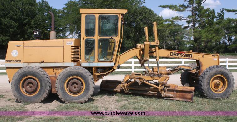 image for item B6667 1989 Dresser 850 articulating motor grader