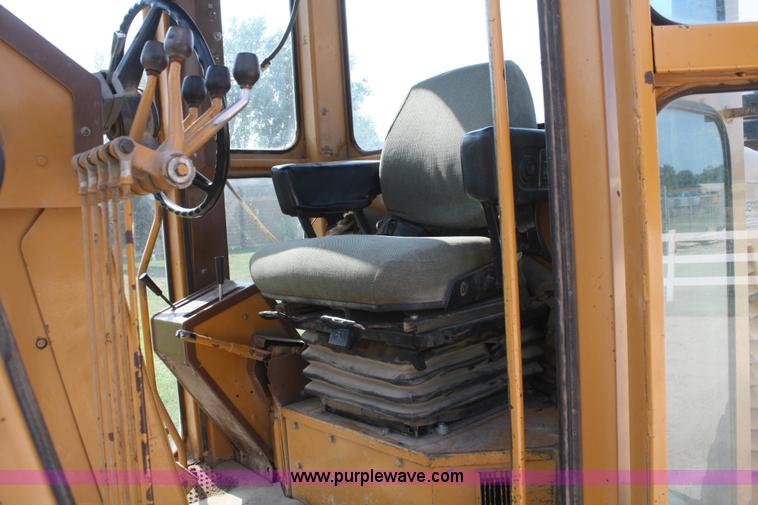 image for item B6667 1989 Dresser 850 articulating motor grader