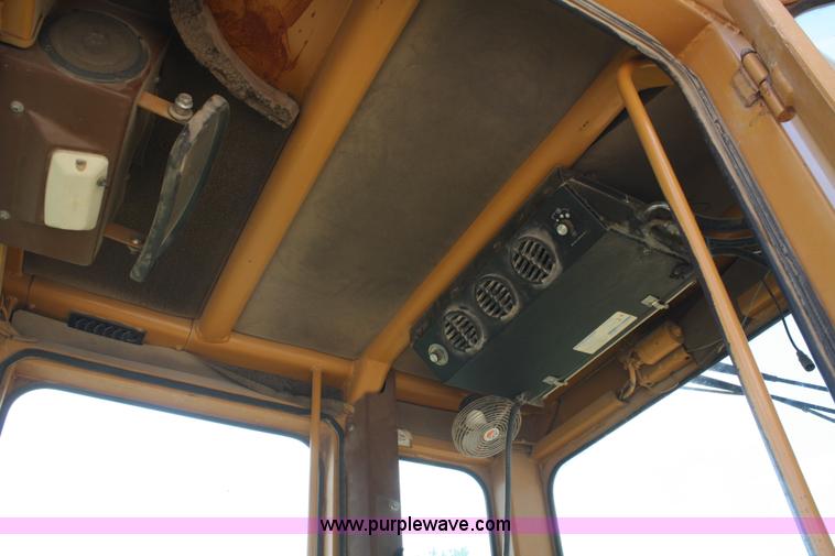 image for item B6667 1989 Dresser 850 articulating motor grader