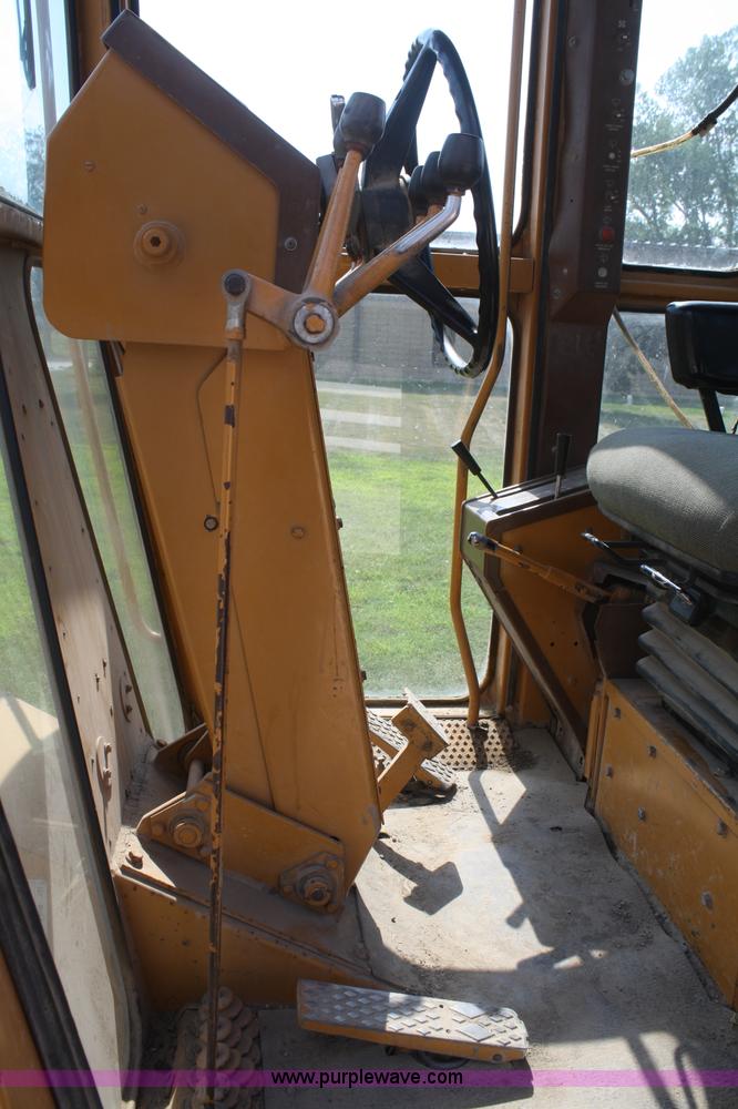 image for item B6667 1989 Dresser 850 articulating motor grader